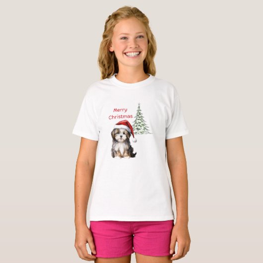 Hond zit met kerstboom op de achtergrond t-shirt (Voorkant volledig)