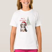 Hond zit met kerstboom op de achtergrond t-shirt (Voorkant)
