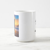 Hond zittend op Ocean Beach bij zonsondergang met Koffiemok (Center)