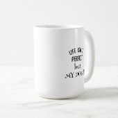 Hond zittend op Ocean Beach bij zonsondergang met Koffiemok (Voorkant rechts)