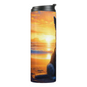 Hond zittend op Ocean Beach bij zonsondergang Thermosbeker (Gedraaid links)
