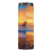 Hond zittend op Ocean Beach bij zonsondergang Thermosbeker (Achterkant)