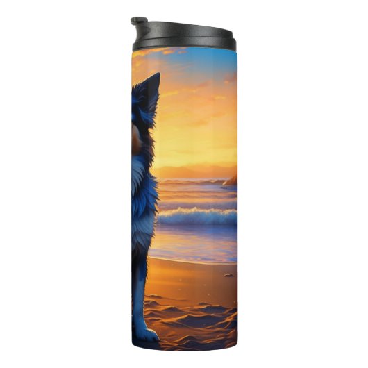 Hond zittend op Ocean Beach bij zonsondergang Thermosbeker (Geroteerd rechts)