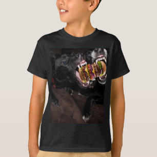 Honden die een enorme hamburger aanvallen. t-shirt