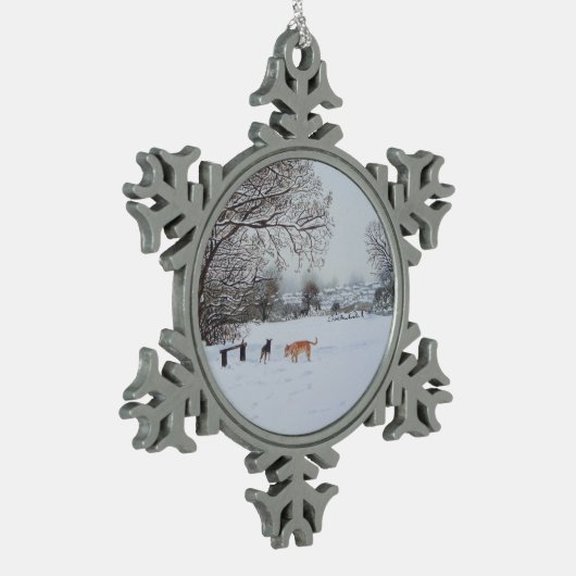 honden die in het sneeuwwinterlandschap spelen tin sneeuwvlok ornament (Links)