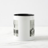 Honden die over miniatuur springen mok (Midden)
