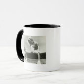 Honden die over miniatuur springen mok (Voorkant links)