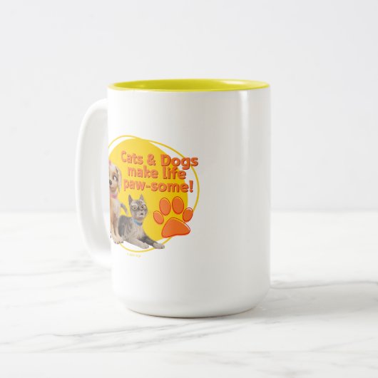 Honden en katten maken het leven pootjes! tweekleurige koffiemok (Voorkant links)