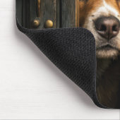 Honden gluren door een deuropening muismat (Hoek)