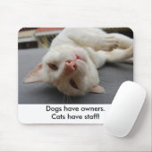 "Honden hebben eigenaars.Katten hebben personeel." Muismat (Met muis)