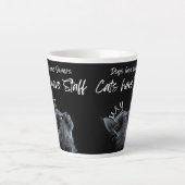 Honden hebben eigenaren, katten hebben personeel latte mok (Voorkant)