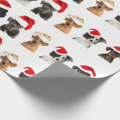 Honden in kerstpapier voor kerstcadeautjes cadeaupapier (Hoek)