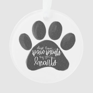 Honden laten pootafdrukken achter op kerstboomorna ornament