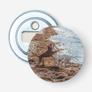 Honden op het strand button flesopener