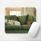 Honden slapen op sofa muismat (Met muis)