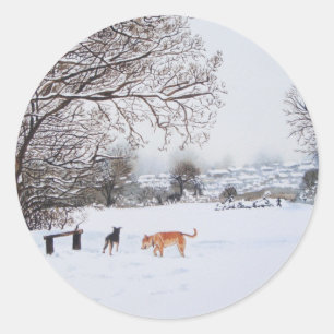 Honden spelen in sneeuwlandschap schilderachtig Ke Ronde Sticker