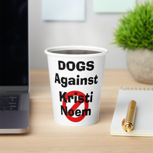 Honden Tegen Kristi Noem Papieren Beker (Insitu)