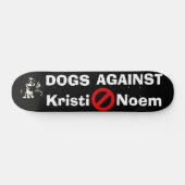 Honden Tegen Kristi Noem Skateboard (Horizontaal)