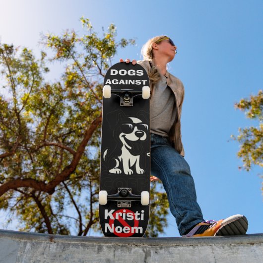 Honden Tegen Kristi Noem Skateboard (Buiten 1)