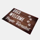 Honden welkom mensen getolereerd rustieke grappige deurmat (Schuin)