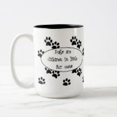 Honden zijn kinderen in de mok van kleine bontjass (Links)