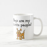 Honden zijn mijn favoriete mensen Mok<br><div class="desc">Als je denkt dat iemand zijn overgewaardeerd is, heb je deze mok "Honden zijn mijn favoriete mensen" nodig. Het ontwerp is voorzien van het handgetekende afbeelding van een schattige, bruine hond met zijn tong helemaal klaar om te likken. Boven hem staan de woorden: "Honden zijn mijn favoriete mensen!" Deze mok...</div>