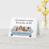 Honden zitten op de bank illustratie gefeliciteerd kaart (Gele Bloem)