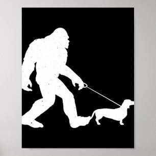 hondencadeau   Bigfoot Walking Dachshund Funny Wie Poster