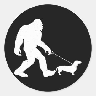 hondencadeau   Bigfoot Walking Dachshund Funny Wie Ronde Sticker
