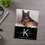 Hondenfoto monogram zwart planner<br><div class="desc">Een chique zwarte achtergrond. Personaliseer en voeg uw eigen foto, een naam, monogram letter en een jaar toe. De naam is in het wit geschreven met een groot modern handgeschreven stijlschrift met moerassen. Als u wilt dat de swashes alleen de voorbeeldnaam verwijderen, laat u de spaties of emoji's voor en...</div>