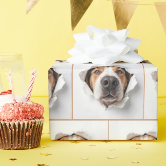 Hondenhond gluren door gescheurd papiergat cadeaupapier (Verjaardagsfeest)