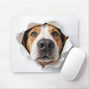 Hondenhond gluren door gescheurd papiergat muismat