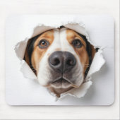 Hondenhond gluren door gescheurd papiergat muismat (Voorkant)