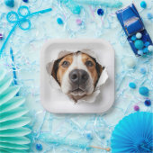 Hondenhond gluren door gescheurd papiergat papieren bordje (Feest)