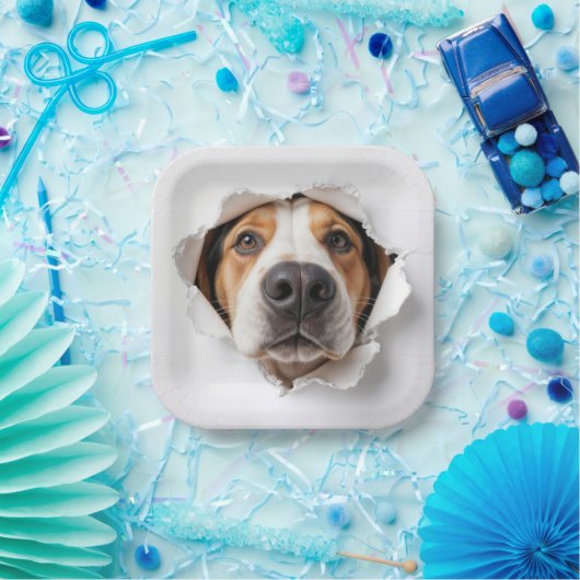 Hondenhond gluren door gescheurd papiergat papieren bordje (Feest)