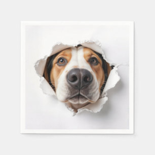 Hondenhond gluren door gescheurd papiergat servet