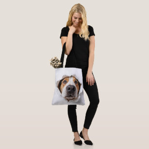Hondenhond gluren door gescheurd papiergat tote bag