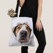 Hondenhond gluren door gescheurd papiergat tote bag (Dichtbij)