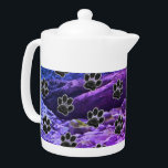 Hondenliefhebber Blauwe Paarse wolken Zwart Puppy  Theepot<br><div class="desc">Een patroon van zwarte pootafdrukken en deze theepot. Deze theepot bevat een blauwe en paarse abstracte achtergrond van het wolkenpatroon. De kleine zwarte pootdrukken verschijnen rond de volledige pot.</div>