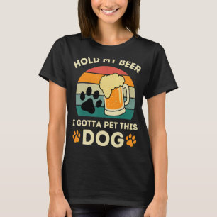 Hondenliefhebber houdt mijn bier vast,  zonsonderg t-shirt