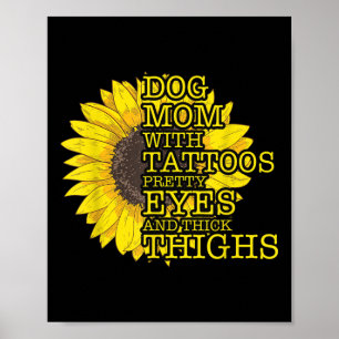 Hondenliefhebber moeder met Tattoos en  ogen zonne Poster