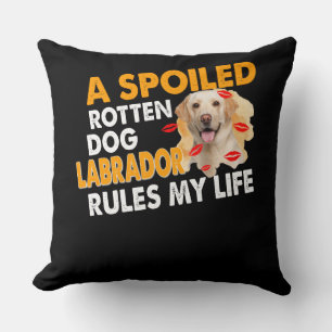 Hondenliefhebber   Spoiled Rotten Labrador regelt  Kussen