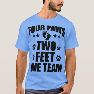 Hondenliefhebber Vier poten twee voet een team T-shirt