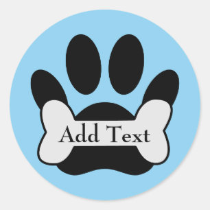 Hondenpootafdruk en bot op babyblauw bewerkbaar ronde sticker