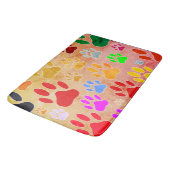 Hondenpootafdrukken op  achtergrond badmat (Gekanteld)