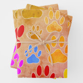 Hondenpootafdrukken op  achtergrond inpakpapier vel (In situ)