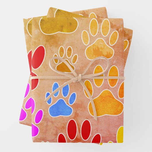 Hondenpootafdrukken op  achtergrond inpakpapier vel (In situ)