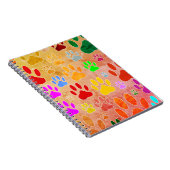 Hondenpootafdrukken op  achtergrond notitieboek (Rechterzijde)