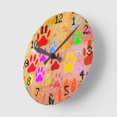 Hondenpootafdrukken op  achtergrond ronde klok (Hoek)