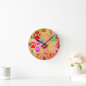 Hondenpootafdrukken op  achtergrond ronde klok (Huis)